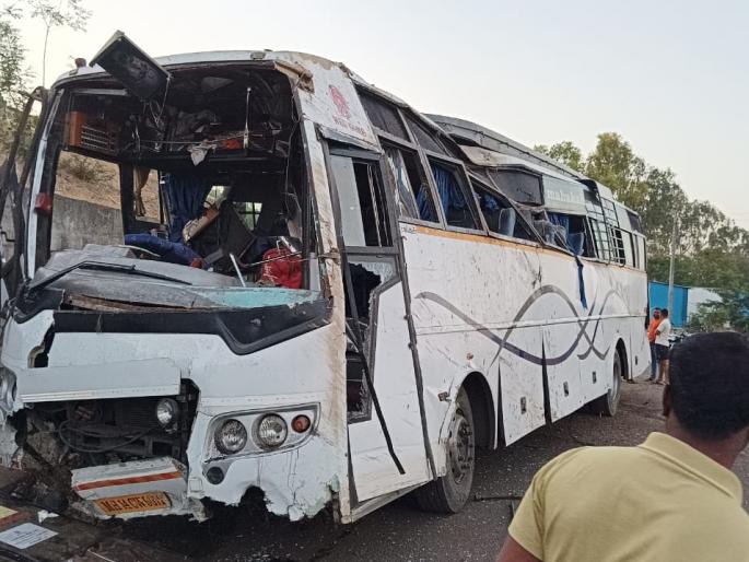 A private travel bus fell from the bridge at Gonde Shivar on the Nashik-Pune highway; One killed, 34 injured | नाशिक-पुणे महामार्गावर खासगी ट्रॅव्हल्स बस पुलावरून कोसळली; एक ठार, 34 जखमी A private travel bus fell from the bridge at Gonde Shivar on the Nashik-Pune highway; One killed, 34 injured | नाशिक-पुणे महामार्गावर खासगी ट्रॅव्हल्स बस पुलावरून कोसळली; एक ठार, 34 जखमी