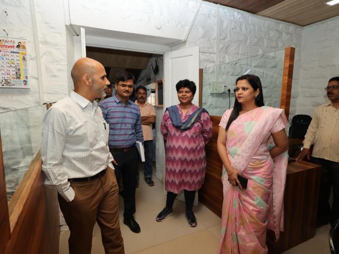 Election expenditure inspector Dhirendramani Tripathi visited the district media room! | निवडणूक खर्च निरीक्षक धिरेंद्रमणी त्रिपाठी यांची जिल्हा माध्यम कक्षास भेट! Election expenditure inspector Dhirendramani Tripathi visited the district media room! | निवडणूक खर्च निरीक्षक धिरेंद्रमणी त्रिपाठी यांची जिल्हा माध्यम कक्षास भेट!