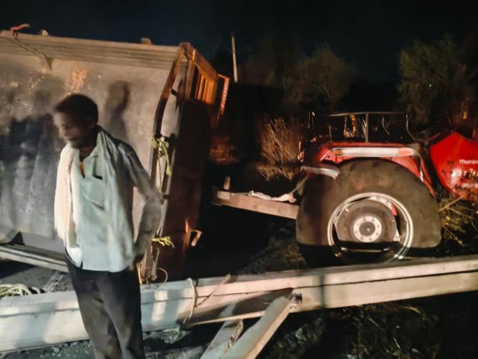 Fatal accident involving overturned tractor in Parli; Two workers died after being crushed under a heavy cement pole | परळीत ट्रॅक्टर उलटून भीषण अपघात; सीमेंटच्या अवजड पोलखाली दबून दोन कामगारांचा मृत्यू Fatal accident involving overturned tractor in Parli; Two workers died after being crushed under a heavy cement pole | परळीत ट्रॅक्टर उलटून भीषण अपघात; सीमेंटच्या अवजड पोलखाली दबून दोन कामगारांचा मृत्यू