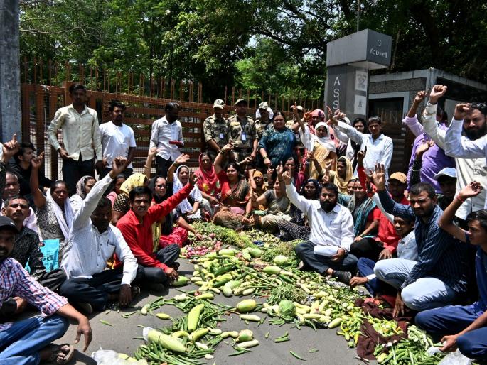 Throw vegetables in front of municipal entrance in nashik | महापालिका प्रवेशद्वारासमोर फेकला भाजीपाला Throw vegetables in front of municipal entrance in nashik | महापालिका प्रवेशद्वारासमोर फेकला भाजीपाला