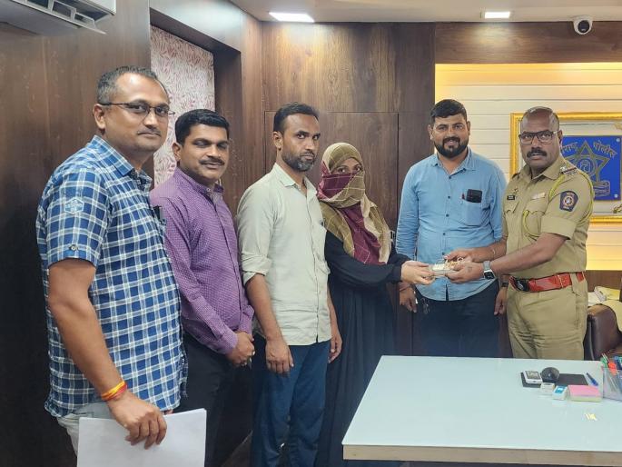 Police succeeded in recovering the jewels and money lost in the rickshaw | रिक्षात गहाळ झालेले दागिने, रक्कम मिळवून देण्यात पोलिसांना यश Police succeeded in recovering the jewels and money lost in the rickshaw | रिक्षात गहाळ झालेले दागिने, रक्कम मिळवून देण्यात पोलिसांना यश