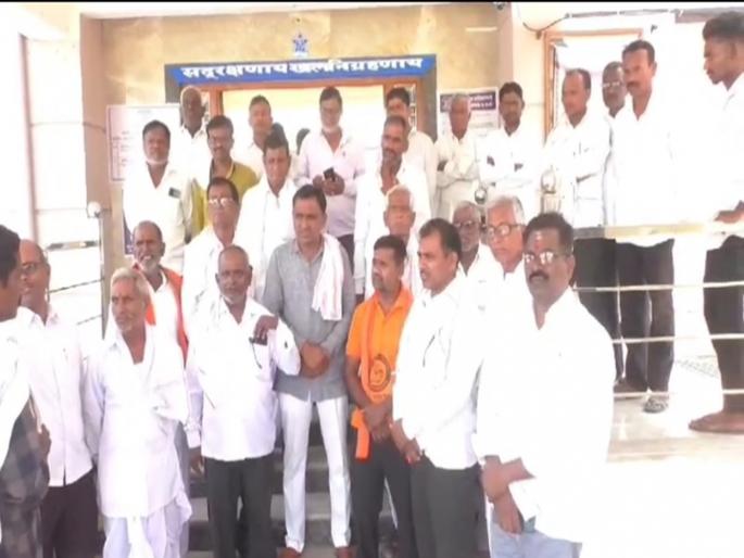 action against 40 Maratha protesters ahead of Ashok Chavan's meeting | नेत्यांना गावबंदीची धास्ती, अशोक चव्हाणांच्या सभेपूर्वी ४० मराठा आंदोलक स्थानबद्ध action against 40 Maratha protesters ahead of Ashok Chavan's meeting | नेत्यांना गावबंदीची धास्ती, अशोक चव्हाणांच्या सभेपूर्वी ४० मराठा आंदोलक स्थानबद्ध
