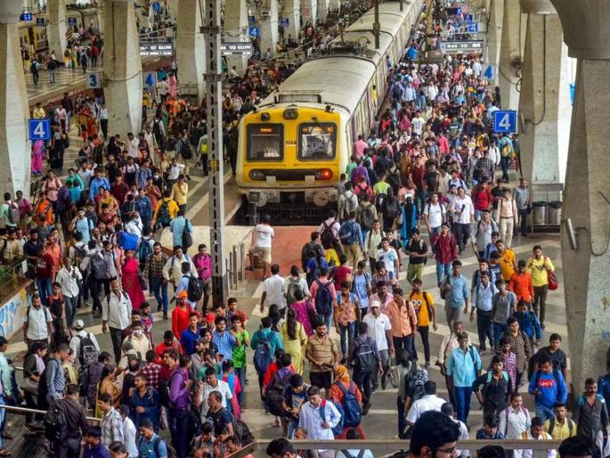 Help Desk for Passengers by Railway Administration: Special teams deployed for crowd control | प्रवाशांना विचारणा... मे आय हेल्प यू ? रेल्वे प्रशासनाकडून प्रवाशांसाठी मदत केंद्र : गर्दी नियंत्रणासाठी विशेष पथके तैनात Help Desk for Passengers by Railway Administration: Special teams deployed for crowd control | प्रवाशांना विचारणा... मे आय हेल्प यू ? रेल्वे प्रशासनाकडून प्रवाशांसाठी मदत केंद्र : गर्दी नियंत्रणासाठी विशेष पथके तैनात