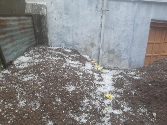 Hail rain with gale in Shegaon, loss of retail traders | शेगावात वादळी वाऱ्यासह गारांचा पाऊस, किरकोळ व्यापाऱ्यांचे नुकसान Hail rain with gale in Shegaon, loss of retail traders | शेगावात वादळी वाऱ्यासह गारांचा पाऊस, किरकोळ व्यापाऱ्यांचे नुकसान