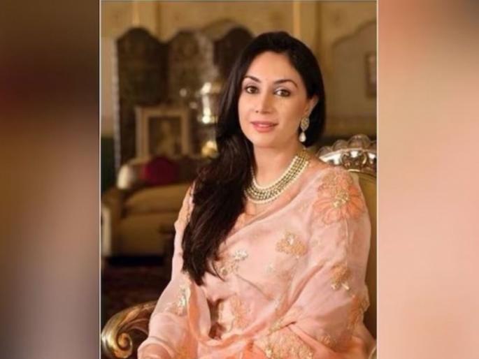 Lok Sabha Elections 2024 Diya Kumari attacks congress during bjp candidate damodar agarwal road show | Diya Kumari : "विरोधकांकडे ना धोरण, ना नेता, ते फक्त अफवा पसरवतात"; दिया कुमारींचं काँग्रेसवर टीकास्त्र Lok Sabha Elections 2024 Diya Kumari attacks congress during bjp candidate damodar agarwal road show | Diya Kumari : "विरोधकांकडे ना धोरण, ना नेता, ते फक्त अफवा पसरवतात"; दिया कुमारींचं काँग्रेसवर टीकास्त्र