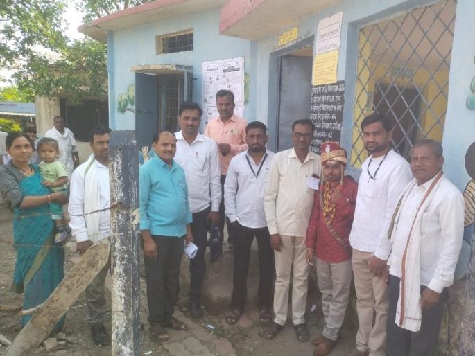 Vote first, Marriage later; Groom directly at the polling station, first exercised the right to vote | आधी मतदान, मगच लगीन; नवरदेव थेट मतदान केंद्रावर, आधी बजावला मतदानाचा हक्क Vote first, Marriage later; Groom directly at the polling station, first exercised the right to vote | आधी मतदान, मगच लगीन; नवरदेव थेट मतदान केंद्रावर, आधी बजावला मतदानाचा हक्क