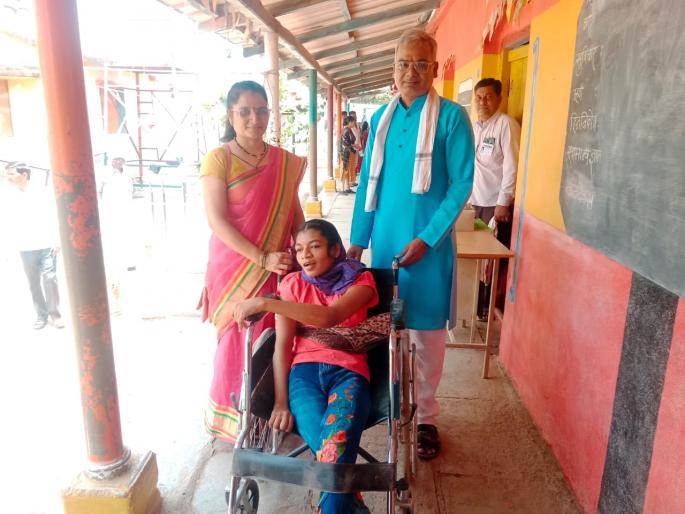 Relatives rushed to help the disabled.. lok sabha Election | दिव्यांगाच्या मदतीला धावले नातेवाईक..! Relatives rushed to help the disabled.. lok sabha Election | दिव्यांगाच्या मदतीला धावले नातेवाईक..!