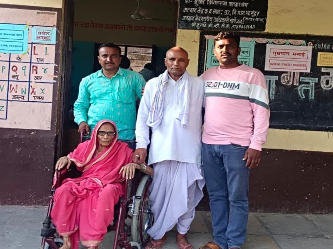105 yrs old Grandma says, I have voted in all the elections so far, you don't miss it | नॉट आऊट १०५! आजी म्हणतात, 'आजवर सर्व निवडणुकीत केले मतदान, तुम्हीही चुकवू नका' 105 yrs old Grandma says, I have voted in all the elections so far, you don't miss it | नॉट आऊट १०५! आजी म्हणतात, 'आजवर सर्व निवडणुकीत केले मतदान, तुम्हीही चुकवू नका'