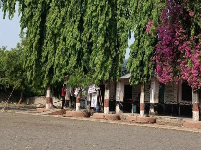 Failure in the voting machine, voting stopped at Bhalegaon Bazar, Lok Sabha Election 2024 : | मतदान यंत्रात बिघाड, भालेगाव बाजार येथे मतदान थांबले! Failure in the voting machine, voting stopped at Bhalegaon Bazar, Lok Sabha Election 2024 : | मतदान यंत्रात बिघाड, भालेगाव बाजार येथे मतदान थांबले!