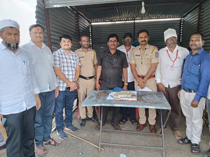 5 lakhs seized on Maharashtra-Karnataka border | महाराष्ट्र-कर्नाटक सीमेवर साडेपाच लाखांची रक्कम जप्त 5 lakhs seized on Maharashtra-Karnataka border | महाराष्ट्र-कर्नाटक सीमेवर साडेपाच लाखांची रक्कम जप्त