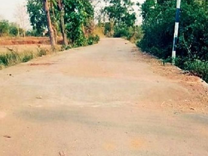 Construction of cement road starts on tarmac road when there is no need | गरज नसताना डांबरी रस्त्यावर सिमेंट रस्त्याचे बांधकाम सुरु Construction of cement road starts on tarmac road when there is no need | गरज नसताना डांबरी रस्त्यावर सिमेंट रस्त्याचे बांधकाम सुरु