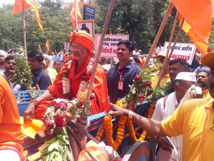 Maharashtra lok sabha election 2024 Shantigiri Maharaj came in bullock cart and filled nomination form Shiv Sena | बैलगाडीत बसून शांतिगीरी महाराज आले आणि शिवसेनेकडून भरला उमेदवारी अर्ज Maharashtra lok sabha election 2024 Shantigiri Maharaj came in bullock cart and filled nomination form Shiv Sena | बैलगाडीत बसून शांतिगीरी महाराज आले आणि शिवसेनेकडून भरला उमेदवारी अर्ज
