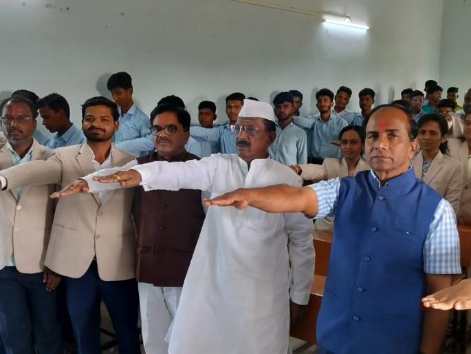 We don't want caste, we want development students take oath in solapur | नको जात पात हवा आहे विकास.. आशा घोषणा देत विद्यार्थ्यांनी घेतली मतदान करण्याची शपथ We don't want caste, we want development students take oath in solapur | नको जात पात हवा आहे विकास.. आशा घोषणा देत विद्यार्थ्यांनी घेतली मतदान करण्याची शपथ