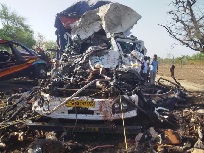 Two trucks collided head-on, two were killed, 300 goats also died in the accident | दोन ट्रकची समोरासमोर धडक, दाेन ठार, अपघातात ३०० बकऱ्यांचाही मृत्यू Two trucks collided head-on, two were killed, 300 goats also died in the accident | दोन ट्रकची समोरासमोर धडक, दाेन ठार, अपघातात ३०० बकऱ्यांचाही मृत्यू