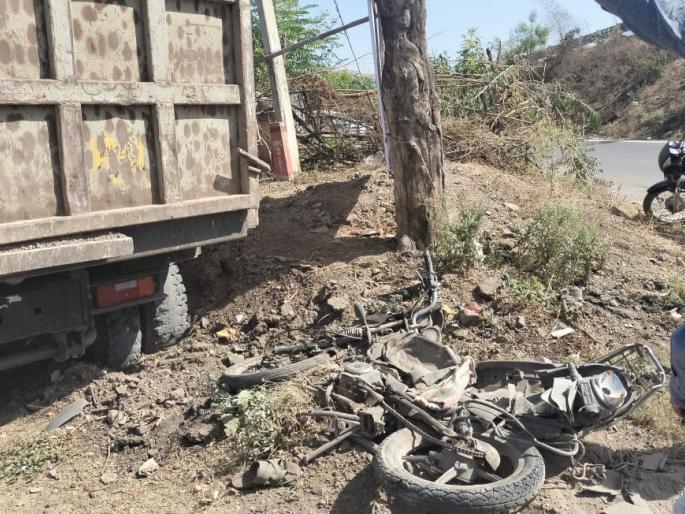 Dampar hit the bike; Both injured in sangamner | डंपरची दुचाकीला धडक; दोघे जखमी Dampar hit the bike; Both injured in sangamner | डंपरची दुचाकीला धडक; दोघे जखमी