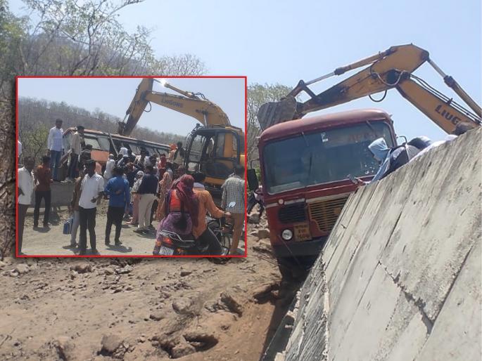 ST survives falling into valley; 50 passengers narrowly escaped | एसटी दरीत कोसळताना वाचली; ५० प्रवासी थोडक्यात बचावले ST survives falling into valley; 50 passengers narrowly escaped | एसटी दरीत कोसळताना वाचली; ५० प्रवासी थोडक्यात बचावले