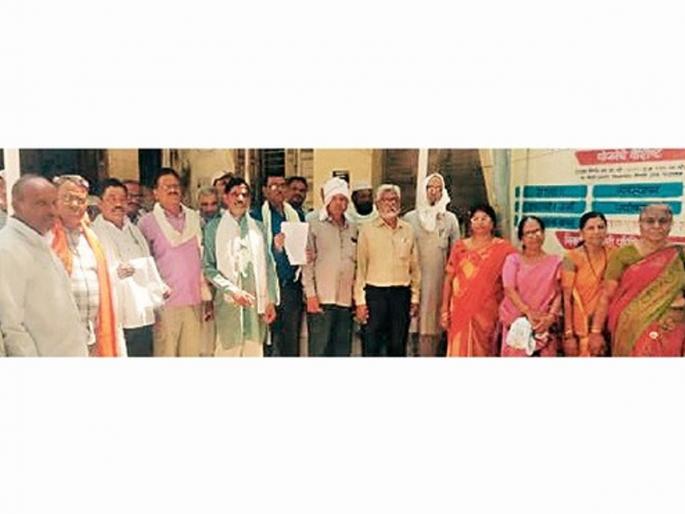 Retired teachers strike ZP for pay commission installments | सेवानिवृत्त शिक्षक वेतन आयोगाच्या हप्त्यासाठी झेडपीवर धडकलेत Retired teachers strike ZP for pay commission installments | सेवानिवृत्त शिक्षक वेतन आयोगाच्या हप्त्यासाठी झेडपीवर धडकलेत