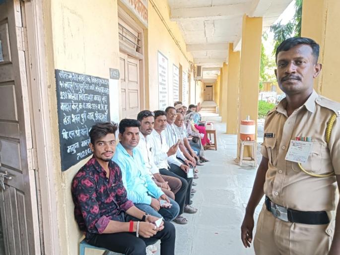 44.45 percent polling till 3 pm for Latur Lok Sabha | लातूर लोकसभेसाठी दुपारी तीन वाजेपर्यंत ४४.४५ टक्के मतदान 44.45 percent polling till 3 pm for Latur Lok Sabha | लातूर लोकसभेसाठी दुपारी तीन वाजेपर्यंत ४४.४५ टक्के मतदान