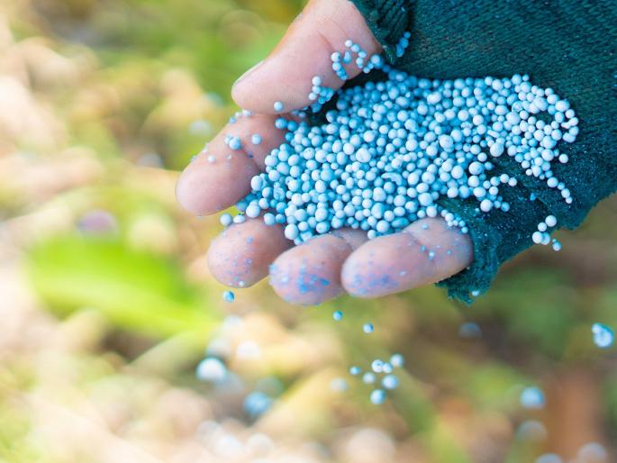 Again increase in the price of chemical fertilizers | रासायनिक खतांच्या किमतीत पुन्हा वाढ Again increase in the price of chemical fertilizers | रासायनिक खतांच्या किमतीत पुन्हा वाढ