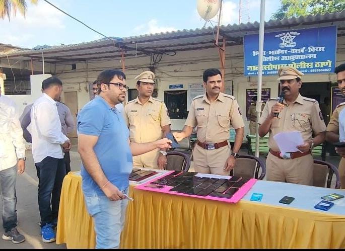 56 lost mobile phones worth lakhs returned to citizens in nalasopara | गहाळ झालेले लाखोंचे ५६ मोबाईल फोन नागरिकांना परत