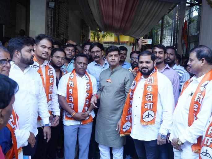 U andddhav Thackeray Sharad Pawar group hit in Kalyan Rural; Shiv Sena with hundreds of officials and workers | कल्याण ग्रामीणमध्ये उबाठा आणि शरद पवार गटाला झटका; शेकडो पदाधिकारी, कार्यकर्त्यांसह शिवसेनेत U andddhav Thackeray Sharad Pawar group hit in Kalyan Rural; Shiv Sena with hundreds of officials and workers | कल्याण ग्रामीणमध्ये उबाठा आणि शरद पवार गटाला झटका; शेकडो पदाधिकारी, कार्यकर्त्यांसह शिवसेनेत
