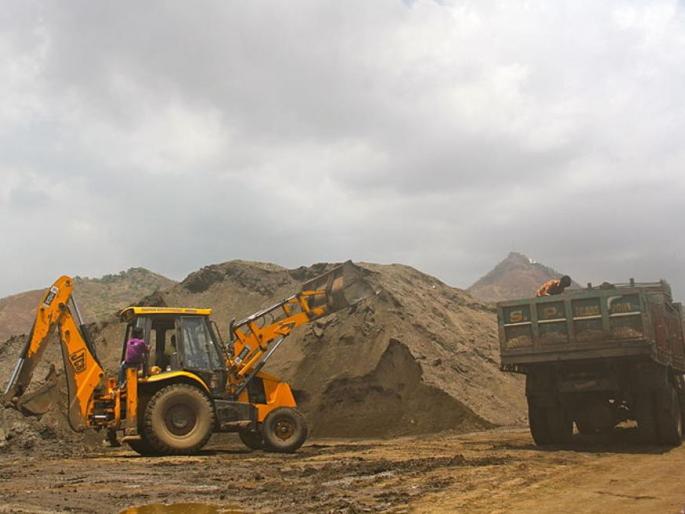Destruction of natural hills for magnesium mining | मॅग्नीज उत्खननासाठी नैसर्गिक टेकड्या उद्ध्वस्त Destruction of natural hills for magnesium mining | मॅग्नीज उत्खननासाठी नैसर्गिक टेकड्या उद्ध्वस्त