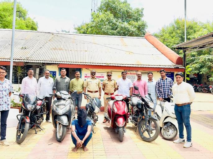 The police caught the two-wheeler thief by posing as a customer | ग्राहक बनून गेल्यामुळे पोलिसांना मिळाला दुचाकी चोर The police caught the two-wheeler thief by posing as a customer | ग्राहक बनून गेल्यामुळे पोलिसांना मिळाला दुचाकी चोर