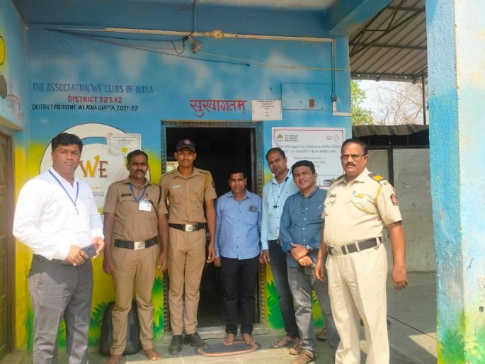 In Panvel, the administration took control of the polling stations; mobile phones were banned within 100 meters of the polling station | पनवेलमध्ये मतदान केंद्रांचा प्रशासनाने घेतला ताबा; मतदान केंद्राच्या 100 मीटर परिसरात मोबाईलला बंदी In Panvel, the administration took control of the polling stations; mobile phones were banned within 100 meters of the polling station | पनवेलमध्ये मतदान केंद्रांचा प्रशासनाने घेतला ताबा; मतदान केंद्राच्या 100 मीटर परिसरात मोबाईलला बंदी