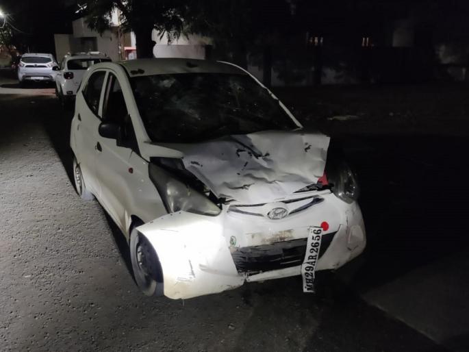 A speeding car collided with a two-wheeler, two women and a youth were injured | भरधाव कारची दुचाकीला धडक, दोन महिलांसह युवक जखमी  A speeding car collided with a two-wheeler, two women and a youth were injured | भरधाव कारची दुचाकीला धडक, दोन महिलांसह युवक जखमी