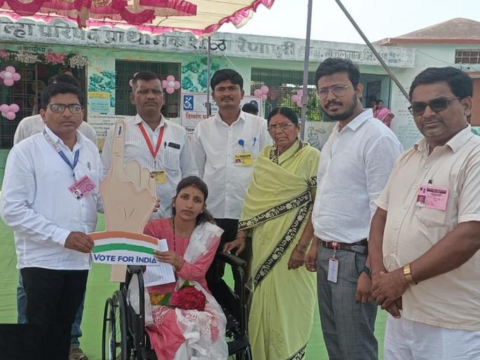 Enthusiasm among voters in Beed, queue outside polling station in hot sun | बीडमध्ये मतदारांमध्ये प्रचंड उत्साह, भर उन्हात मतदान केंद्राबाहेर रांगा Enthusiasm among voters in Beed, queue outside polling station in hot sun | बीडमध्ये मतदारांमध्ये प्रचंड उत्साह, भर उन्हात मतदान केंद्राबाहेर रांगा