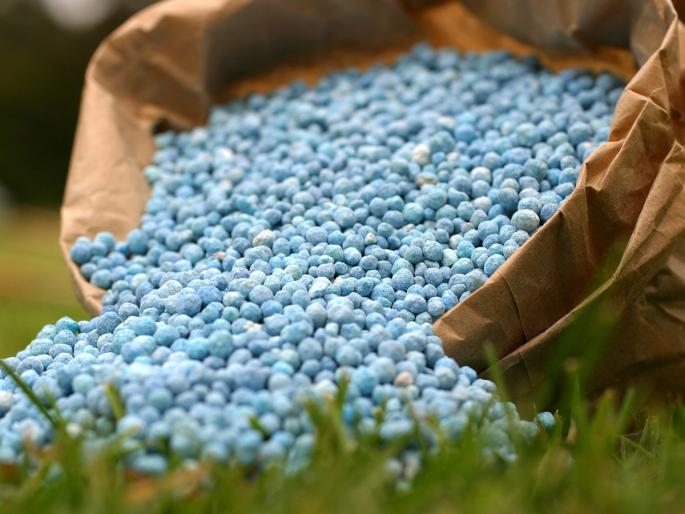 Chemical fertilizer has increased by Rs. 100 compared to last year | गतवर्षाच्या तुलनेत १०० रूपयांनी वाढले रासायनिक खत Chemical fertilizer has increased by Rs. 100 compared to last year | गतवर्षाच्या तुलनेत १०० रूपयांनी वाढले रासायनिक खत