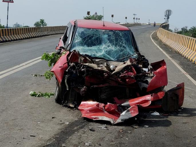 A speeding truck collided head-on with a car on the Devadi flyover | देव्हाडी उड्डाणपुलावर भरधाव ट्रकची कारला समोरासमोर धडक A speeding truck collided head-on with a car on the Devadi flyover | देव्हाडी उड्डाणपुलावर भरधाव ट्रकची कारला समोरासमोर धडक