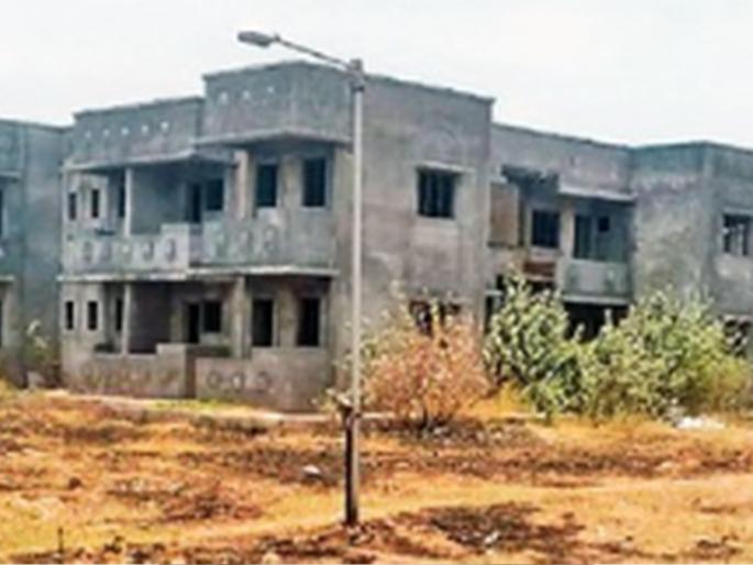 The Revenue Board building in Chamorshi taluka was not transferred. | चामोर्शी तालुक्यातील महसूल मंडळाच्या इमारतीचे हस्तांतरण झाले नाही. The Revenue Board building in Chamorshi taluka was not transferred. | चामोर्शी तालुक्यातील महसूल मंडळाच्या इमारतीचे हस्तांतरण झाले नाही.