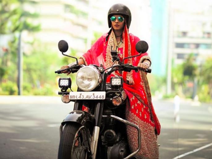 Today's Bride is not shy, sometimes she comes to the wedding with a bullet, sometimes she dances | आजची नवरी लाजत नाही, कधी बुलेटवरून, तर कधी नाचत लग्नाला येते Today's Bride is not shy, sometimes she comes to the wedding with a bullet, sometimes she dances | आजची नवरी लाजत नाही, कधी बुलेटवरून, तर कधी नाचत लग्नाला येते