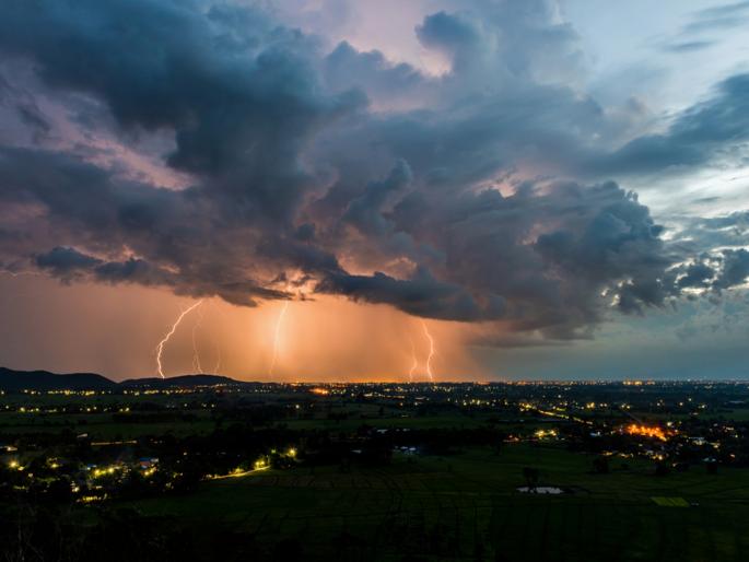 26 deaths in four years; due to lightening | वीज कोसळल्याने ४ वर्षात २६ जणांचा मृत्यू; १६ प्रस्तावांना मंजूरी केव्हा? 26 deaths in four years; due to lightening | वीज कोसळल्याने ४ वर्षात २६ जणांचा मृत्यू; १६ प्रस्तावांना मंजूरी केव्हा?
