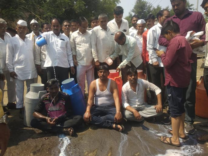 Prices of milk fell, angry farmers protested by pouring milk on their bodies | दुधाचे दर घसरले, संतप्त शेतकऱ्यांनी अंगावर दूध ओतून केले आंदोलन Prices of milk fell, angry farmers protested by pouring milk on their bodies | दुधाचे दर घसरले, संतप्त शेतकऱ्यांनी अंगावर दूध ओतून केले आंदोलन