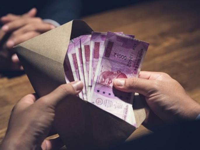 Talathi was caught taking a bribe of one thousand | एक हजाराच्या लाचेसाठी तलाठी अडकला जाळ्यात Talathi was caught taking a bribe of one thousand | एक हजाराच्या लाचेसाठी तलाठी अडकला जाळ्यात