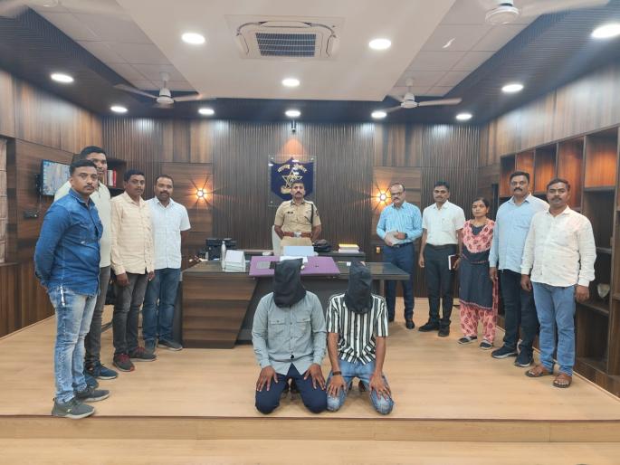 walked around with pistols for sale; The police laid a trap and caught both of them | विक्रीसाठी गावठी पिस्तूल घेऊन फिरले; पोलिसांनी सापळा रचून दोघांना पकडले walked around with pistols for sale; The police laid a trap and caught both of them | विक्रीसाठी गावठी पिस्तूल घेऊन फिरले; पोलिसांनी सापळा रचून दोघांना पकडले