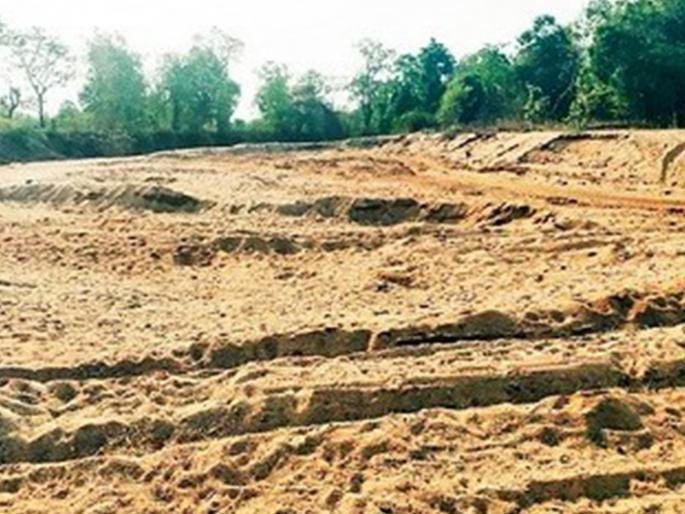 Hundreds of brass sand was stolen from the drain in Palasgaon! | पळसगावातील नाल्यातून शेकडो ब्रास रेतीची होते चोरी ! Hundreds of brass sand was stolen from the drain in Palasgaon! | पळसगावातील नाल्यातून शेकडो ब्रास रेतीची होते चोरी !