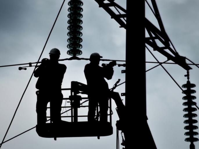 Wireman died on pole due to electric shock | वीजेच्या झटक्याने खांबावरच वायरमेनचा मृत्यू Wireman died on pole due to electric shock | वीजेच्या झटक्याने खांबावरच वायरमेनचा मृत्यू