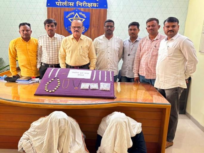 Three tolas of gold, 60 tolas of silver seized from the burglary gang | घरफोडी करणाऱ्या टोळीकडून तीन तोळे सोने, ६० तोळे चांदी जप्त Three tolas of gold, 60 tolas of silver seized from the burglary gang | घरफोडी करणाऱ्या टोळीकडून तीन तोळे सोने, ६० तोळे चांदी जप्त