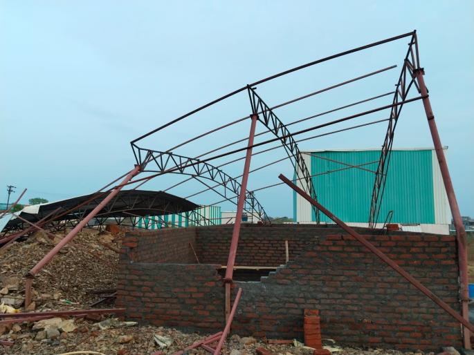 Mangal karyala destroyed completed by stormy winds in Murud of Latur dist | वादळी वाऱ्याच्या तडाख्याने पूर्णत्वास आलेले मंगल कार्यालय भुईसपाट Mangal karyala destroyed completed by stormy winds in Murud of Latur dist | वादळी वाऱ्याच्या तडाख्याने पूर्णत्वास आलेले मंगल कार्यालय भुईसपाट