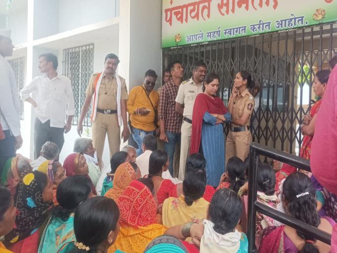 four villagers attempted self-immolation in the hall of Chakur's block development officers for water | पाण्यासाठी चौघांचा चाकूर गटविकास अधिकाऱ्यांच्या दालनात आत्मदहनाचा प्रयत्न four villagers attempted self-immolation in the hall of Chakur's block development officers for water | पाण्यासाठी चौघांचा चाकूर गटविकास अधिकाऱ्यांच्या दालनात आत्मदहनाचा प्रयत्न