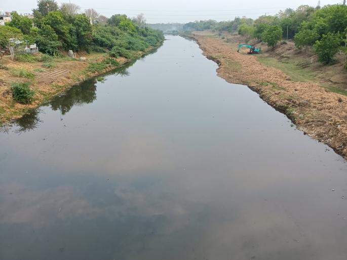 Water hyacinth removed from Morna river, what about waste water? | मोर्णा नदीतील जलकुंभी काढली, सांडपाण्याचे काय? Water hyacinth removed from Morna river, what about waste water? | मोर्णा नदीतील जलकुंभी काढली, सांडपाण्याचे काय?