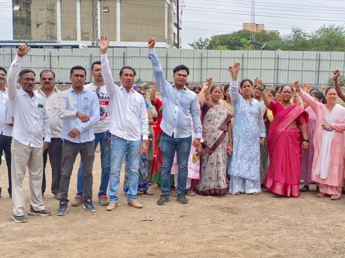 Builder's attempt to invade farmers' land, farmers are aggressive in kalyan | शेतकऱ्यांच्या जागेत बिल्डरचा घुसखोरीचा प्रयत्न, शेतकरी आक्रमक Builder's attempt to invade farmers' land, farmers are aggressive in kalyan | शेतकऱ्यांच्या जागेत बिल्डरचा घुसखोरीचा प्रयत्न, शेतकरी आक्रमक