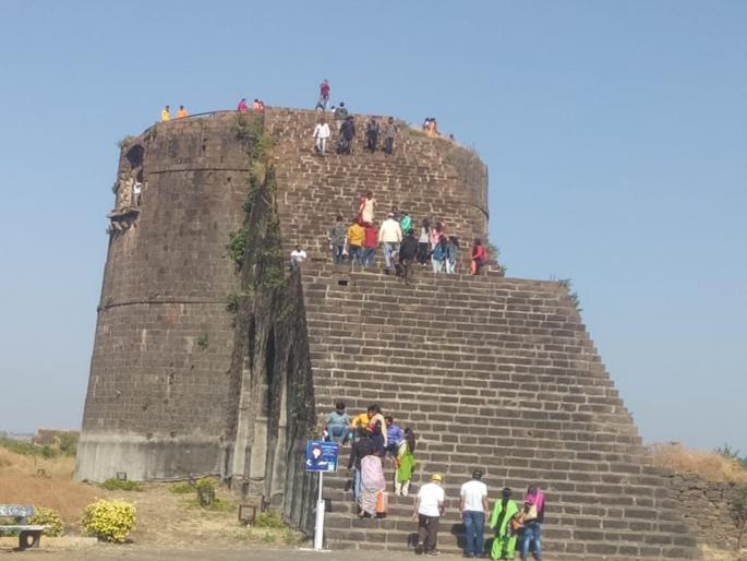 While taking a selfie, the balance fell from the tower in the fort; Death of a newlywed girl | सेल्फी काढताना किल्ल्यातील बुरुजावरून तोल गेला;१०० फुटांवरून कोसळून नवविवाहितेचा मृत्यू While taking a selfie, the balance fell from the tower in the fort; Death of a newlywed girl | सेल्फी काढताना किल्ल्यातील बुरुजावरून तोल गेला;१०० फुटांवरून कोसळून नवविवाहितेचा मृत्यू