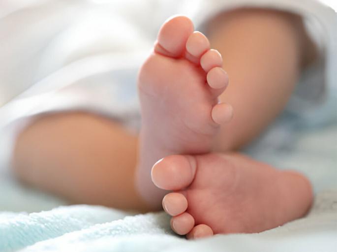 The newborn baby was thrown into the drain | अरेरे.. असे कसे मायबाप ! नवजात बाळाला नालीत फेकले The newborn baby was thrown into the drain | अरेरे.. असे कसे मायबाप ! नवजात बाळाला नालीत फेकले