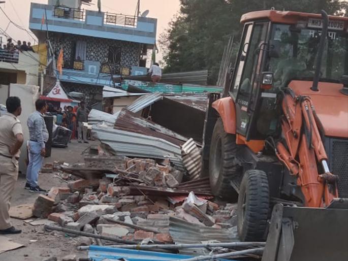 Unauthorized construction under Dhantoli zone removed | धंतोली झोन अंतर्गत अनाधिकृत बांधकाम काढले Unauthorized construction under Dhantoli zone removed | धंतोली झोन अंतर्गत अनाधिकृत बांधकाम काढले