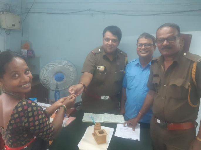 Goa: Honesty of Kadamba bus conductor, found jewel returned | गोवा : कदंब बसच्या वाहकाचा प्रामाणिकपणा, सापडलेला दागिना केला परत Goa: Honesty of Kadamba bus conductor, found jewel returned | गोवा : कदंब बसच्या वाहकाचा प्रामाणिकपणा, सापडलेला दागिना केला परत
