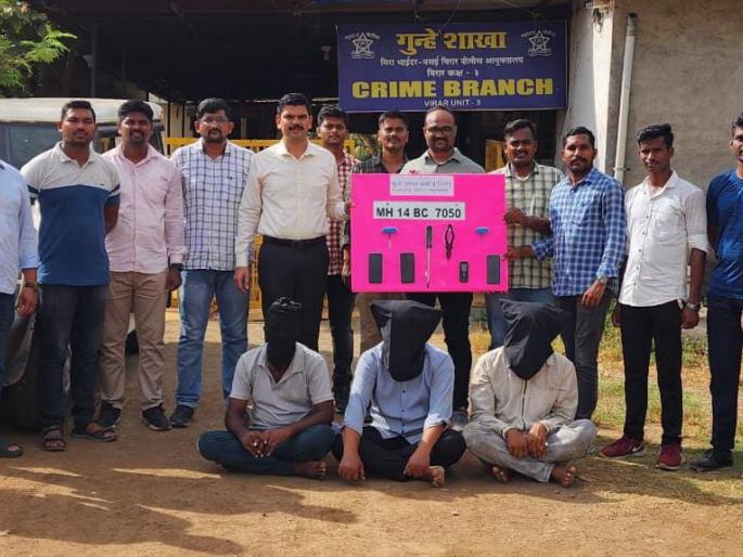 A trio who stole jewelery from a jeweler's shop was arrested | ज्वेलर्स दुकानात दागिने चोरणाऱ्या त्रिकूटाला अटक A trio who stole jewelery from a jeweler's shop was arrested | ज्वेलर्स दुकानात दागिने चोरणाऱ्या त्रिकूटाला अटक